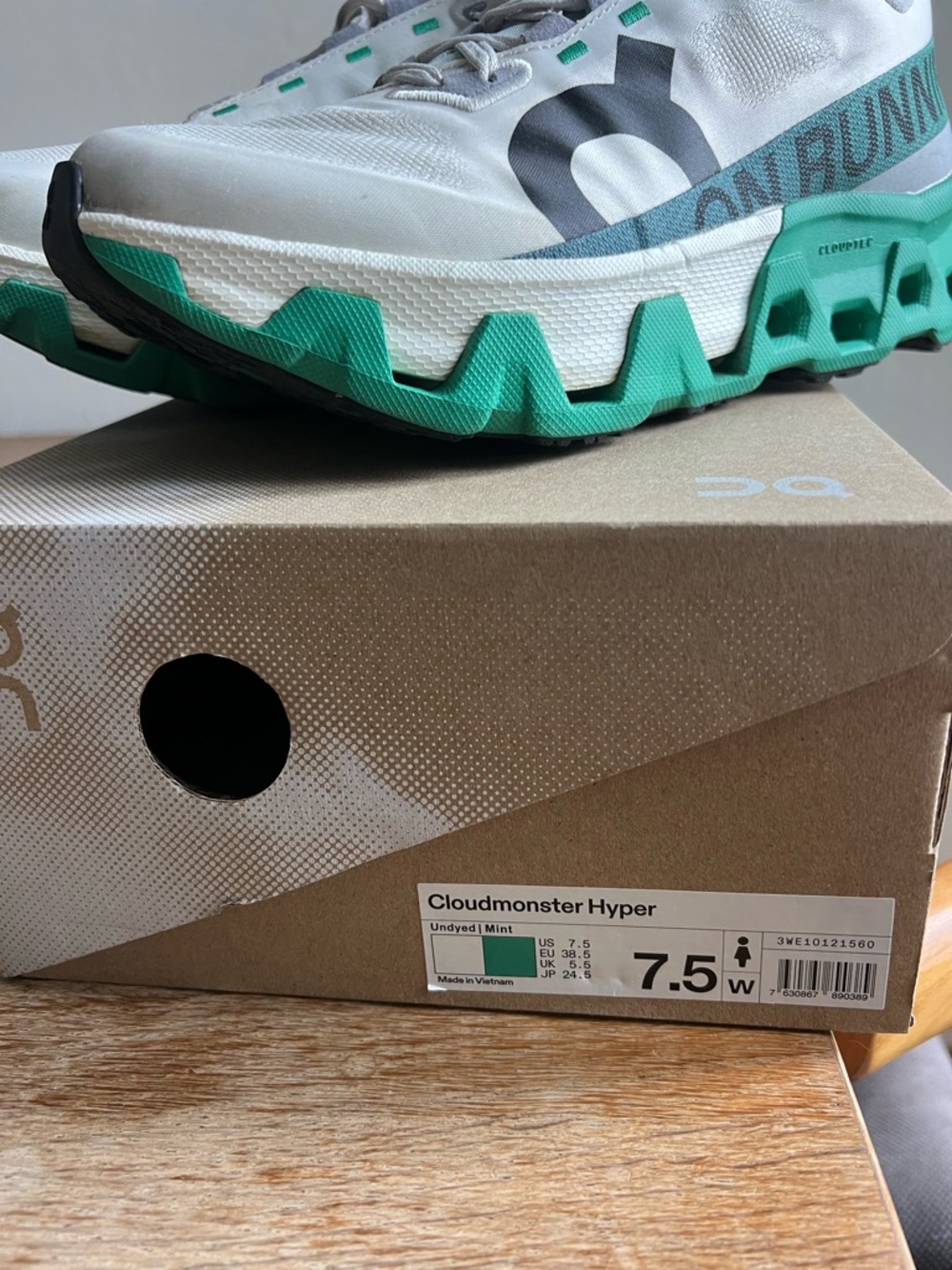 On Running Cloudmonster Hyper in White and Mint Green - Picture 4 of 7